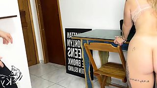 O amigo do meu namorado veio para casa e me comeu