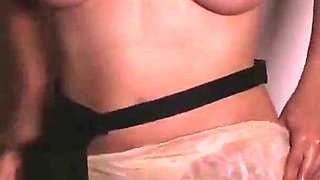 MILF Masseuse with Thick Thighs & Rubs Him Until He Cums